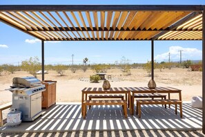 Outdoor dining - Abracadabra Dome in the Desert-Unique Experience! (Landers)