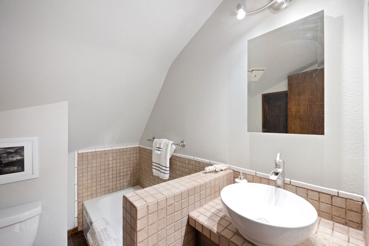Bathtub, towels, shampoo