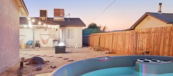 🌵 The RockHopper - Hot Tub, Fire Pit and Walk to Downtown Joshua Tree! 🌵