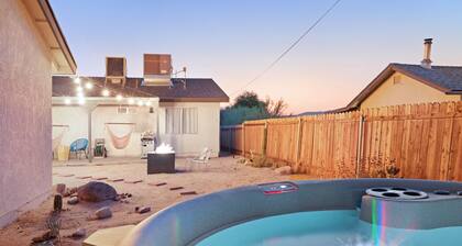 RockHopper: Hot Tub, Fire Pit, Walk to Downtown