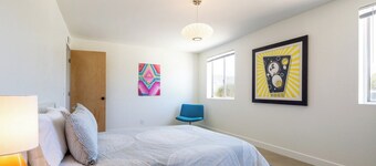 The RockHopper - Hot Tub, Fire Pit and Downtown!