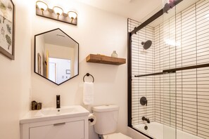Combined shower/tub, towels - RockHopper: Hot Tub, Fire Pit, Walk to Downtown (Joshua Tree)