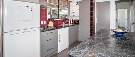 Refrigerador, microondas, horno y parrilla de estufa