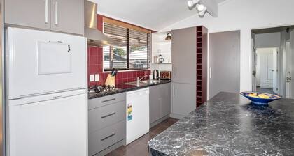 Sunny Beach Bach with peaceful backyard