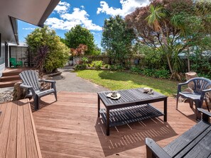 Outdoor dining - Sunny Beach Bach with peaceful backyard (Papamoa)