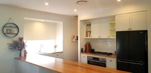 Fridge, oven, dishwasher, coffee/tea maker - Relaxed Noosa luxury. Walk to Beach, Bush & Park. (Sunrise Beach)