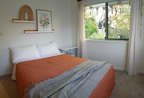 3 bedrooms, iron/ironing board, WiFi, bed sheets - Relaxed Noosa luxury. Walk to Beach, Bush & Park. (Sunrise Beach)