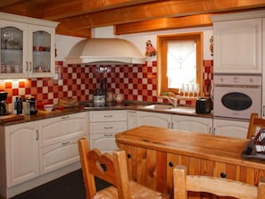 Kühlschrank, Mikrowelle, Ofen, Geschirrspüler