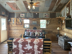 Smart TV, DVD player, livros, videoteca