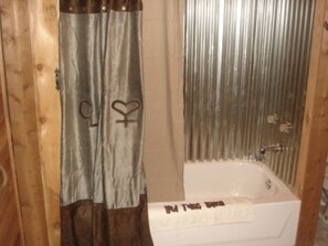 Combined shower/tub, hair dryer, towels, soap - Cedar Cabin in the Woods - Longview, Tx (Longview)