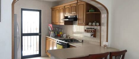 Réfrigérateur, four à micro-ondes, un four, surface de cuisson