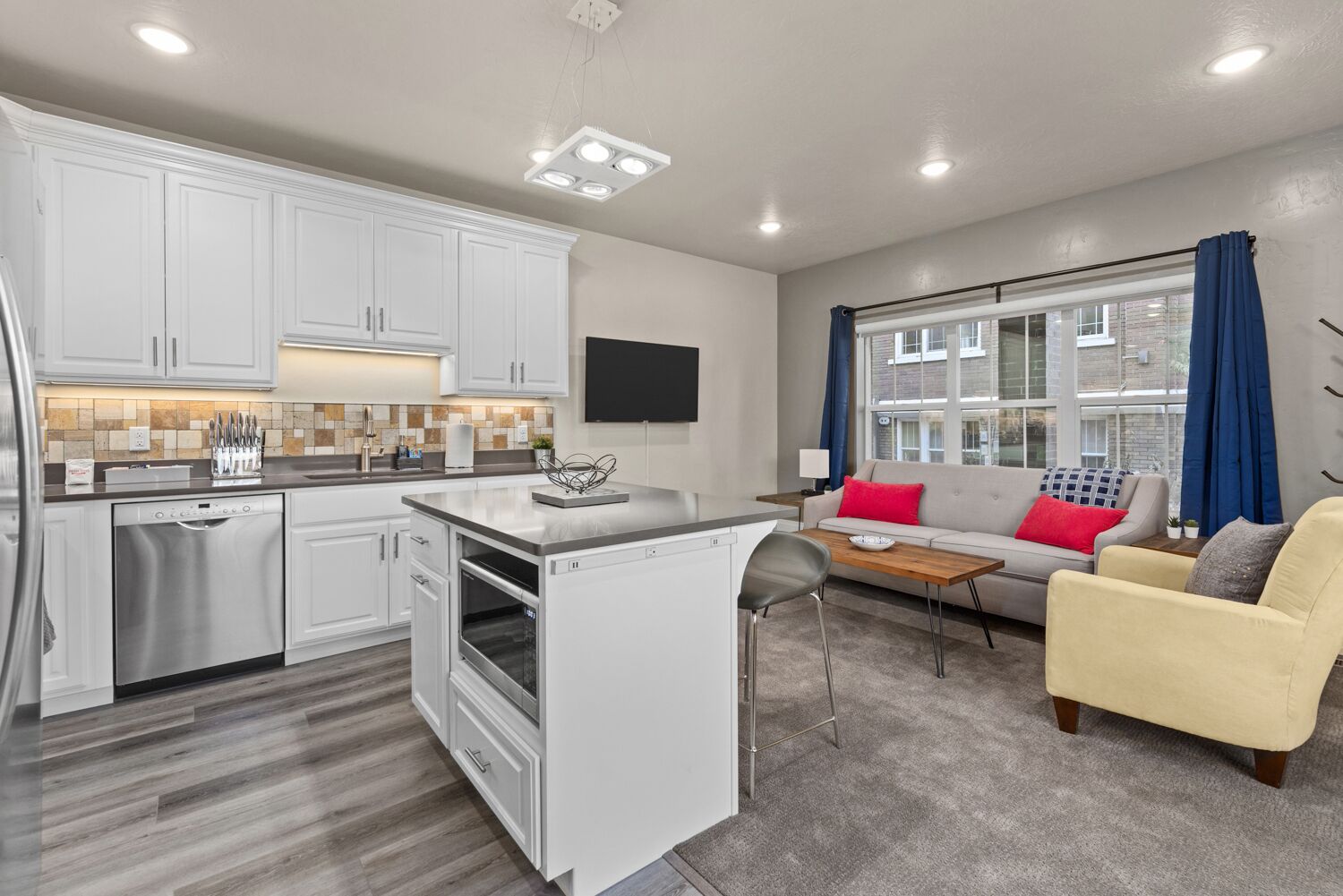 Kylskåp, mikrovågsugn, ugn och spishäll