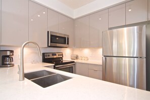 Køleskab, mikrobølgeovn, ovn, kogeplade