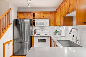 Frigorifero, microonde, forno, piano cottura