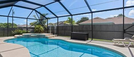 Una piscina al aire libre, una piscina climatizada