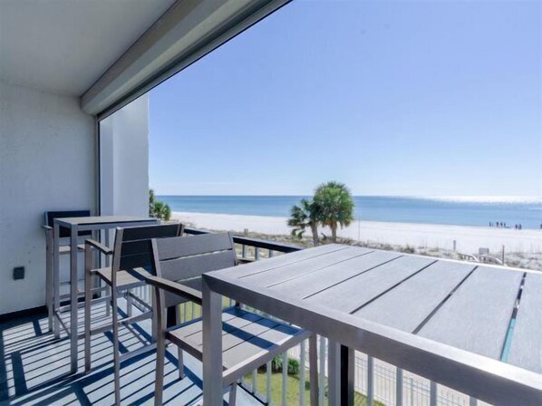 Outdoor dining - Flash Sale The Breakers 31 Gulf Front 2/2 Sleeps 8 (Orange Beach)