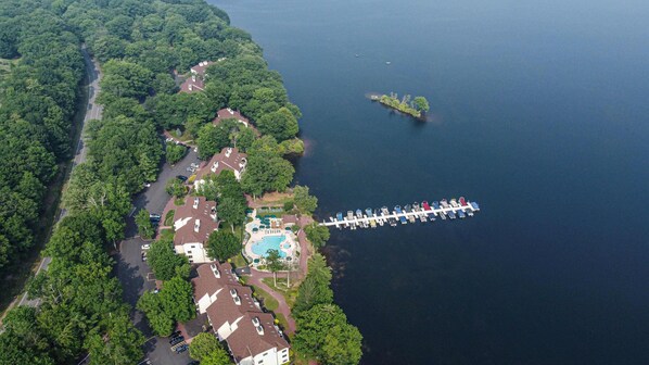 Exterior - SLOPESVIEW 4,400sq ft ~ 3 Level Home~ 6 BR,4BA, Sleeps 16~ Games!Walk to slopes! (Lake Harmony)