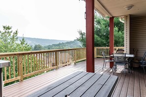Outdoor dining - SLOPESVIEW 4,400sq ft ~ 3 Level Home~ 6 BR,4BA, Sleeps 16~ Games!Walk to slopes! (Lake Harmony)