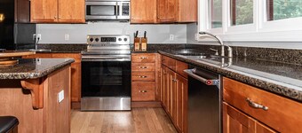 SLOPESVIEW 4,400sq ft ~ 3 Level Home~ 6 BR,4BA, Sleeps 16~ Games!Walk to slopes!