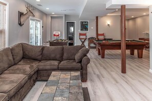 Smart TV, fireplace, foosball - SLOPESVIEW 4,400sq ft ~ 3 Level Home~ 6 BR,4BA, Sleeps 16~ Games!Walk to slopes! (Lake Harmony)