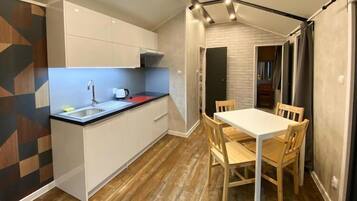 Fridge, stovetop, coffee/tea maker, electric kettle