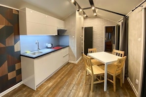 Fridge, stovetop, coffee/tea maker, electric kettle