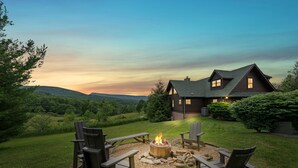 A cabin with a fire pit and outdoor seating. - Spacious Cabin in the Mountains (Banner Elk)