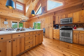 Kylskåp, mikrovågsugn, ugn och spishäll