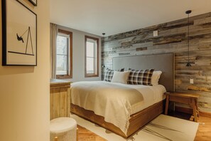 4 bedrooms, desk, iron/ironing board, free WiFi