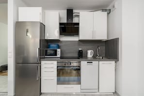 Apartment | Private kitchenette | Full-sized fridge, microwave, oven, stovetop