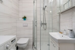 Apartament | Bany | Dutxa, capçal de dutxa tipus cascada, assecador de cabells i tovalloles 