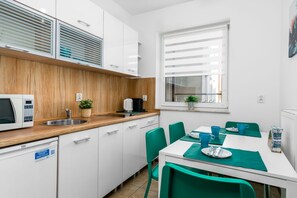 Basic Apartment | Private kitchen | Mini-fridge, microwave, stovetop, electric kettle - Sleepway Apartments - Garbary 95-75d (Poznan)