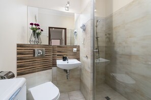 Basic Apartment | Bathroom | Shower, rainfall showerhead, hair dryer, towels