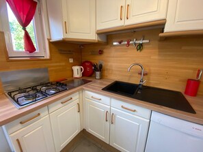 Fridge, microwave, oven, stovetop - Family home in Saint-Brevin, 20 min to beach, pets allowed (Saint-Brevin-les-Pins)