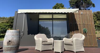 Sleeps 2 and stabling for a horse. Space to park horse float