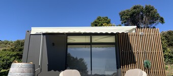 Sleeps 2 and stabling for a horse. Space to park horse float