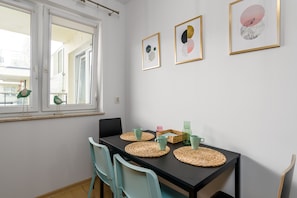 Appartement | Privékeuken | Een koelkast/vriezer, een magnetron, een kookplaat, een vaatwasser