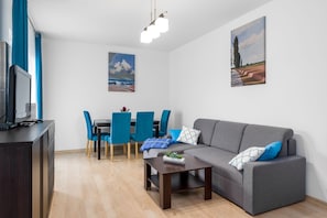 Appartement | Woonkamer | Een 32-inch flatscreentelevisie met kabelzenders en een televisie