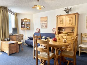 TV - Spacious Studio with Cabin, Sleeps 6, South-West Balcony, Near Lifts & Shops in Vars Les Claux (Vars)