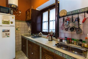 Fridge, microwave, coffee/tea maker, electric kettle - 17th century house (Sevilla)