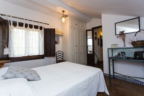 1 bedroom, iron/ironing board, WiFi, bed sheets - 17th century house (Sevilla)