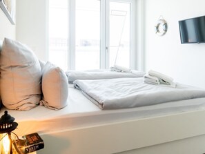 2 bedrooms, travel crib, WiFi