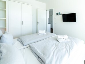 2 bedrooms, travel cot, WiFi