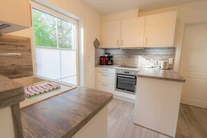 ثلاجة، فرن، موقد طهي مسطح، غسالة أطباق