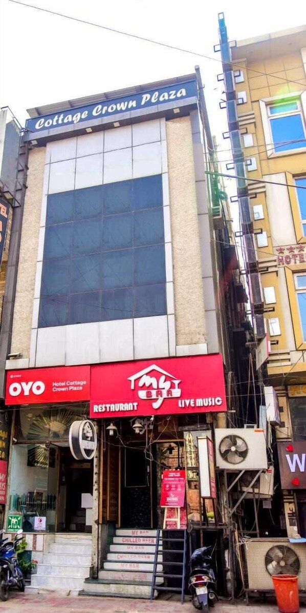 Front of property - Cottage crown plaza (New Delhi)
