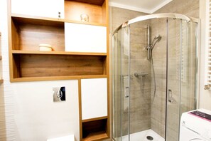 Shower, hair dryer, towels