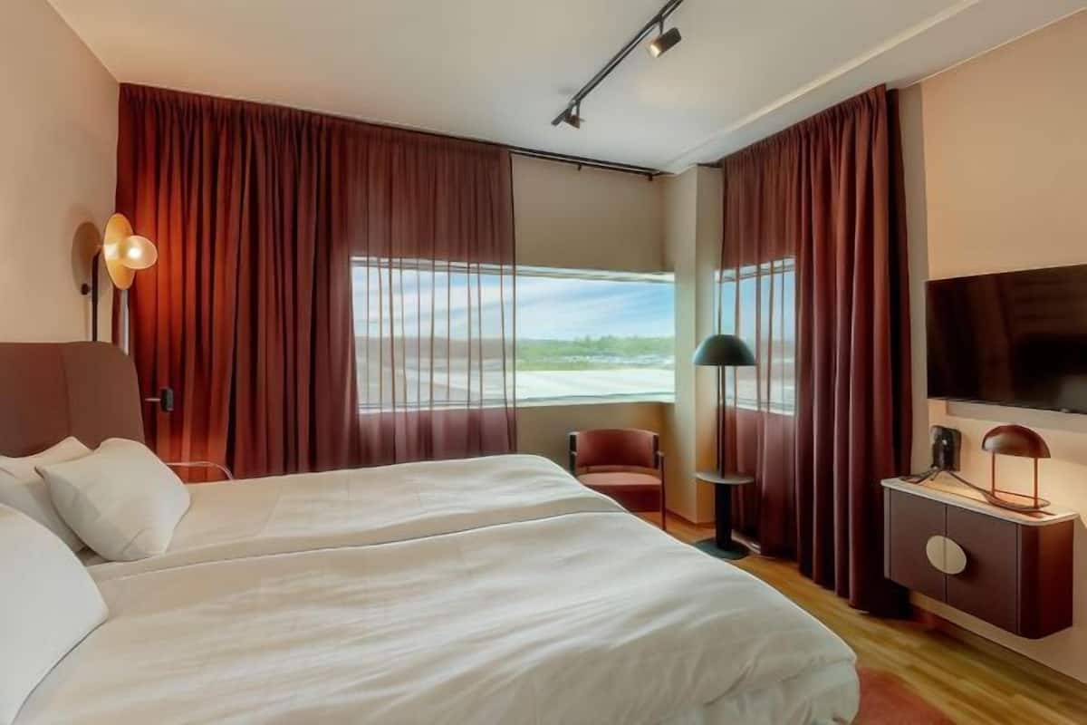 1 bedroom, in-room safe, blackout drapes, soundproofing