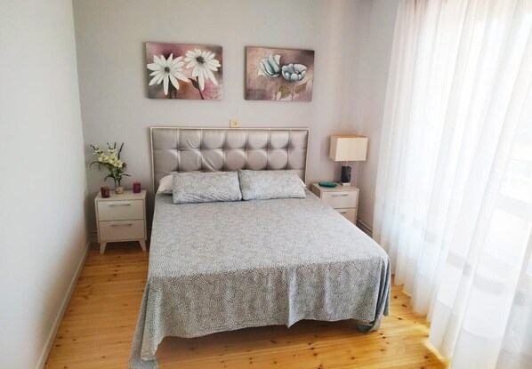 3 bedrooms, desk, iron/ironing board, WiFi (free)