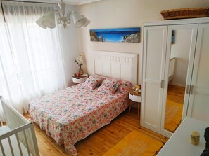 3 bedrooms, desk, iron/ironing board, WiFi (free)