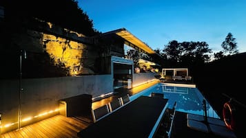 Una piscina al aire libre, una piscina climatizada